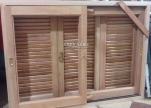 Ventana de cedro con postigos