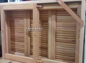 ventana con postigos en madera