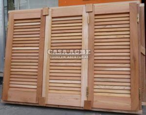 Postigo de madera y ventana de cedro