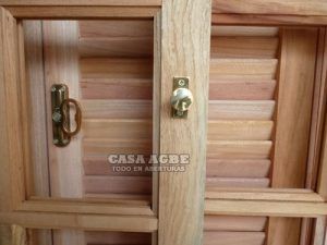 Postigos de madera con herrajes y ventana