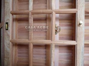 Postigones de madera con ventana vidrio repartido