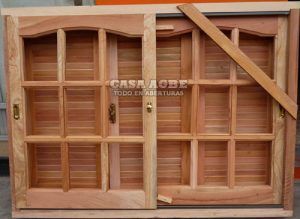 Postigo de madera y ventana de cedro