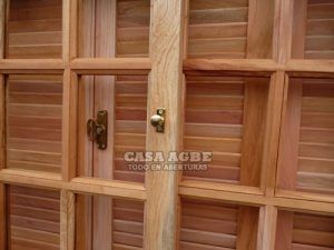 Ventana con celosia de madera