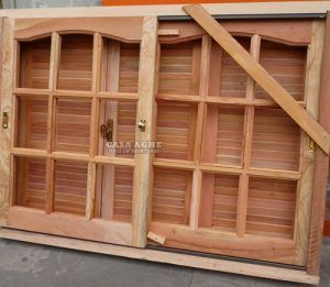 Ventana con celosias de madera