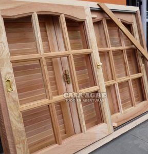 Postigos de madera con ventana vidrio repartido
