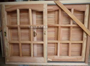 Postigos de madera con ventana vidrio repartido