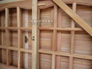 Postigos de madera con ventana vidrio repartido