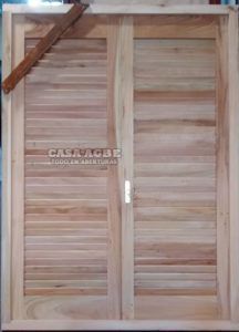 Ventana con postigos de madera