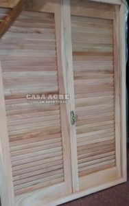 Postigo de madera y ventana en vidrio entero