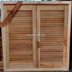 Postigo de madera y ventana en vidrio entero