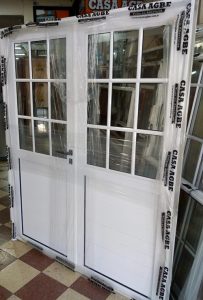 puerta doble de aluminio