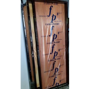 puerta placa cedro