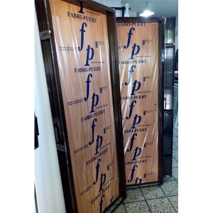 puerta placa cedro