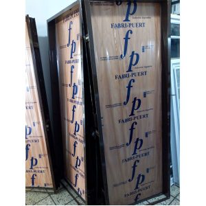 puerta placa cedro