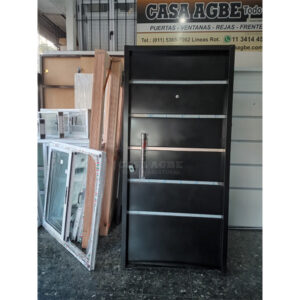 Puerta inyectada con insertos de acero